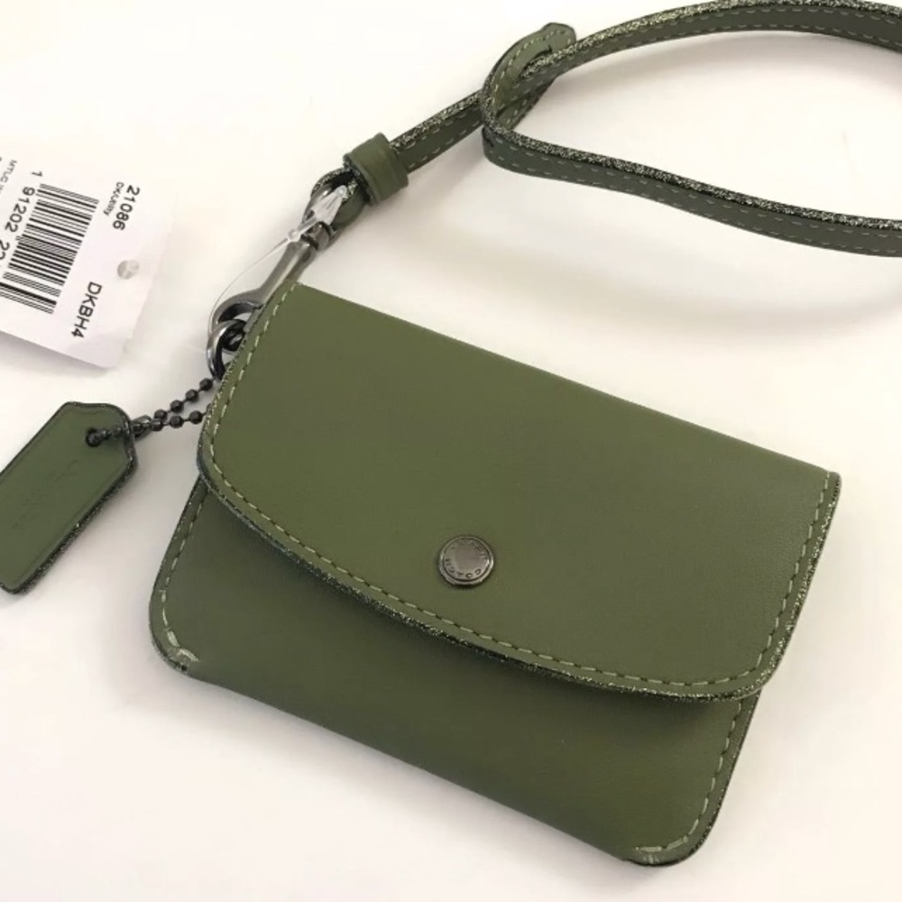 ⛔️SOLD⛔️Authentic Coach Glitter leather /Wristlet - Picture 2 of 8